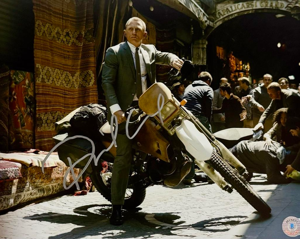 Daniel Craig Signed 8x10 Photo (James Bond) - Beckett COA #01